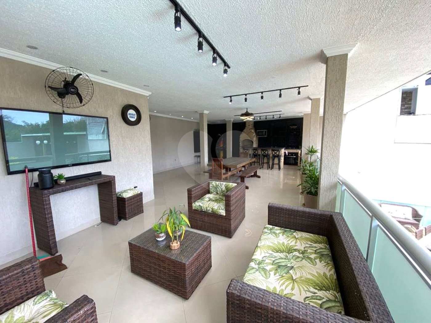 Casa à venda com 5 quartos, sendo 4 suítes, no condomínio Mansões da Prata, Rio de Janeiro - RJ