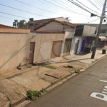 Casa térrea com piscina e 3 quartos.