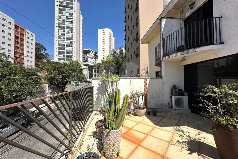 Sobrado à venda com 4 quartos, sendo 2 suítes, em Vila Ipojuca, São Paulo, SP