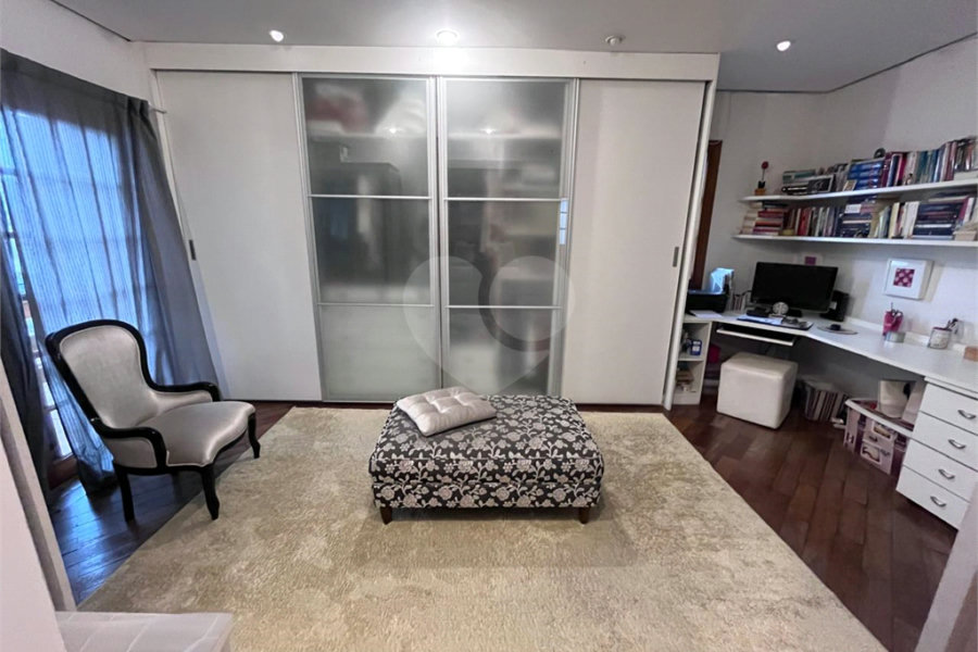 Casa à venda com 4 quartos, sendo 2 suítes, no condomínio Jornalista Américo Ariza, São Paulo - SP