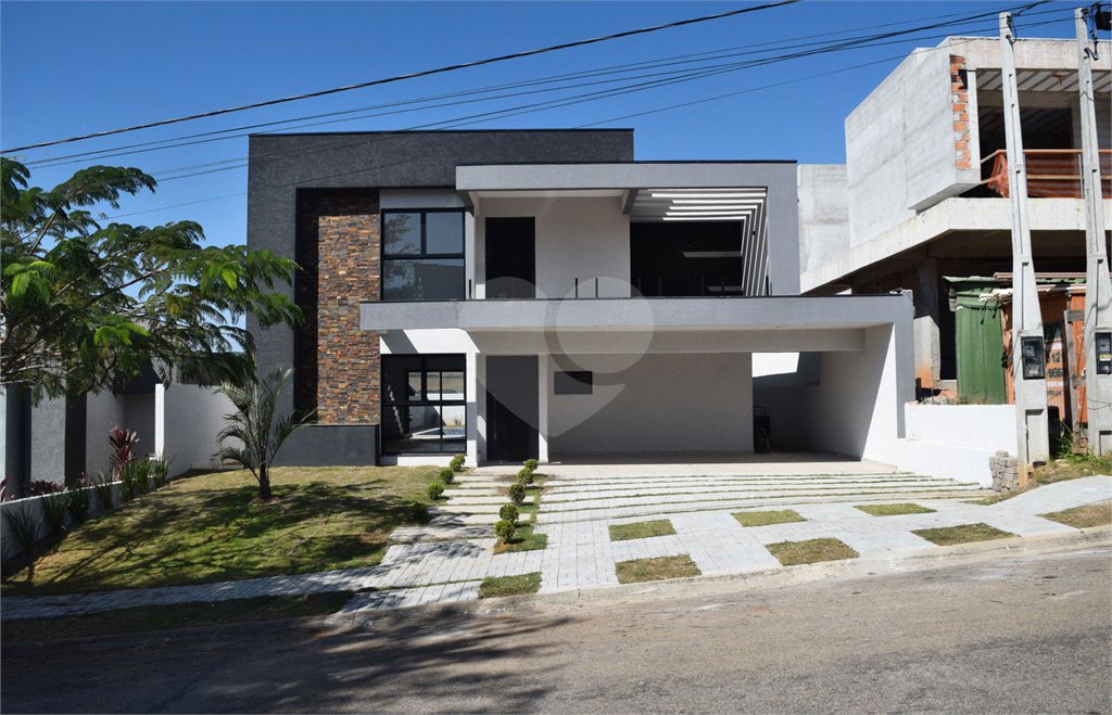 Casa à venda com 4 suítes no condomínio Figueira Garden, Atibaia - SP
