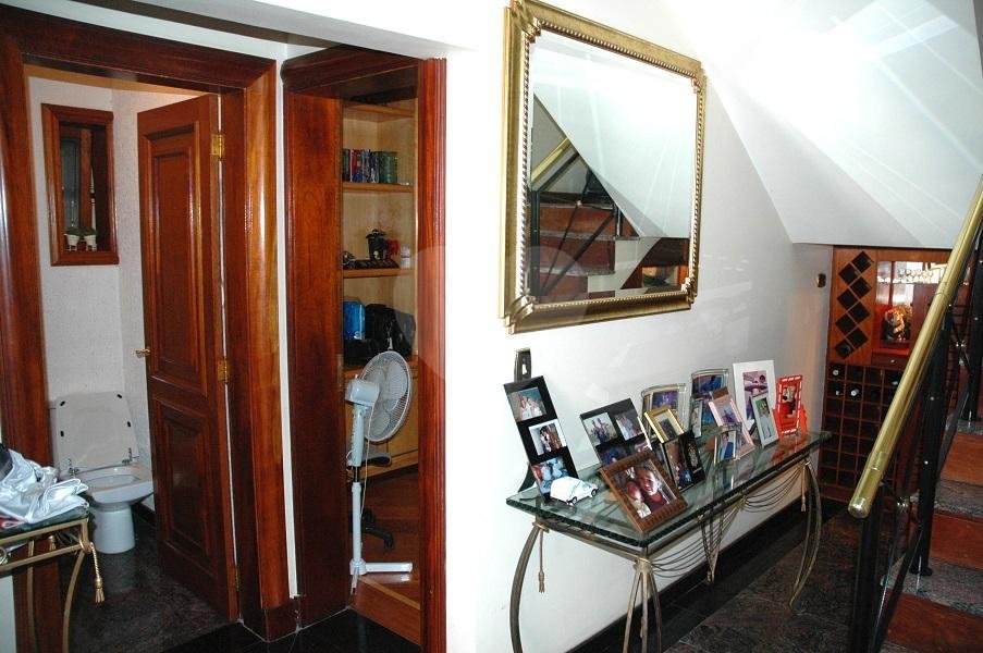 Sobrado à venda com 5 quartos, sendo 4 suítes, em Interlagos, São Paulo, SP