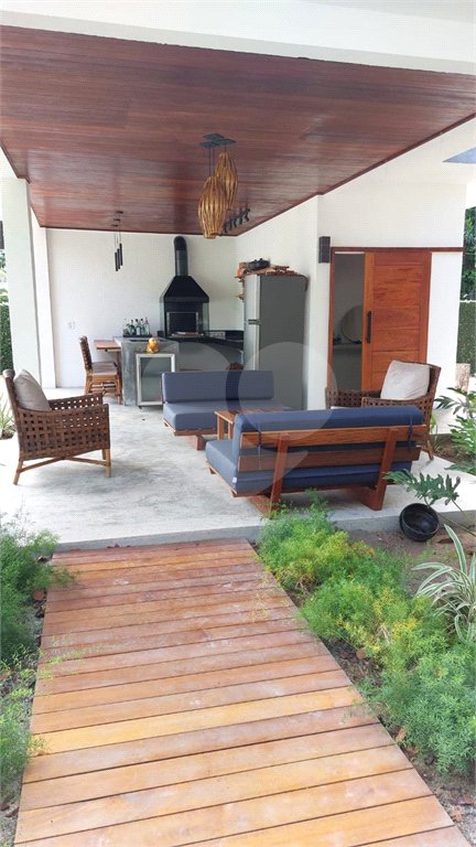 Casa à venda com 2 quartos, sendo 1 suíte, no Centro, Santa Cruz Cabrália, BA