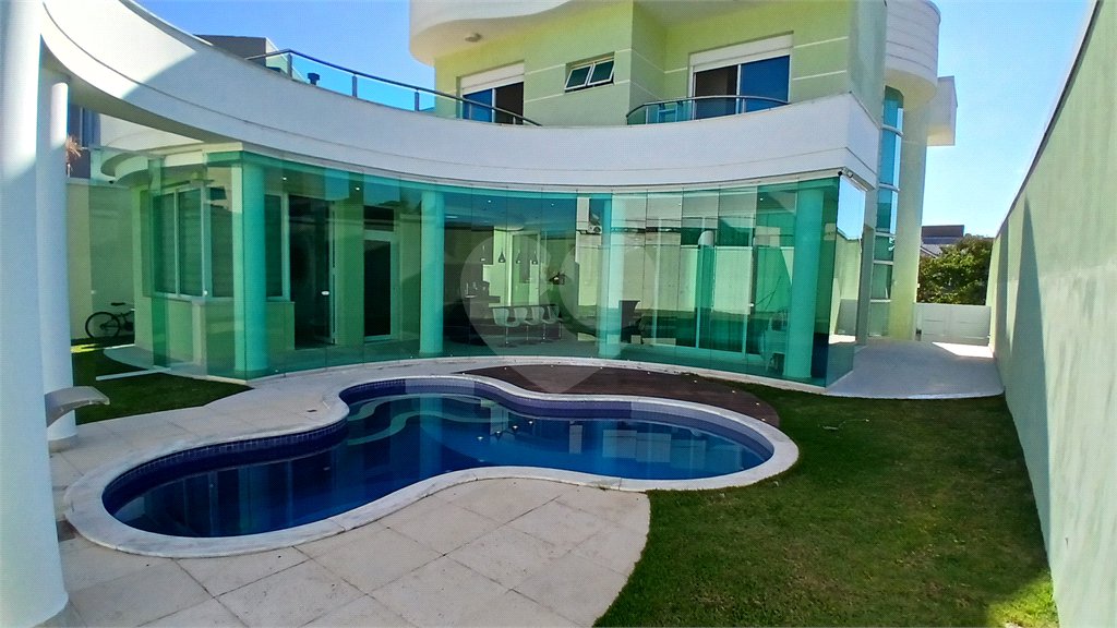 Casa à venda com 3 suítes no condomínio Figueira Garden, Atibaia - SP