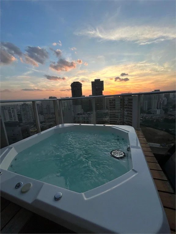 Cobertura à venda com 2 quartos, sendo 1 suíte,  em Jardim das Acácias, São Paulo, SP