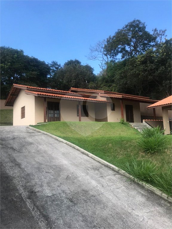 Casa à venda com 3 quartos, sendo 1 suíte,  no condomínio Marf II, Bom Jesus dos Perdões - SP