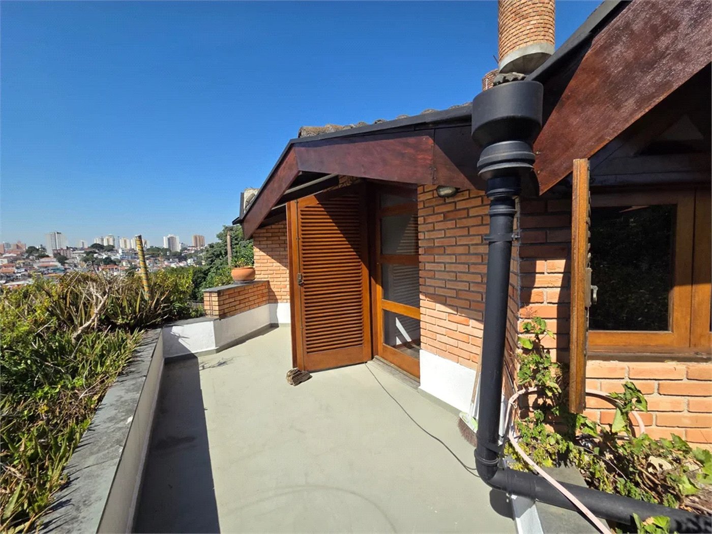Casa à venda com 4 quartos, sendo 2 suítes, em Cidade São Francisco, São Paulo, SP
