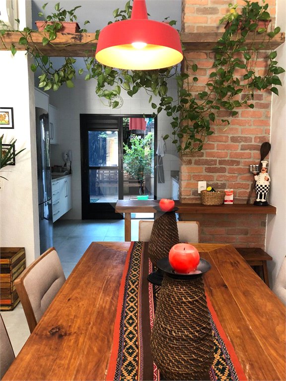 Casa à venda com 9 quartos, sendo 8 suítes, no condomínio Village Elisabete, Rio de Janeiro - RJ