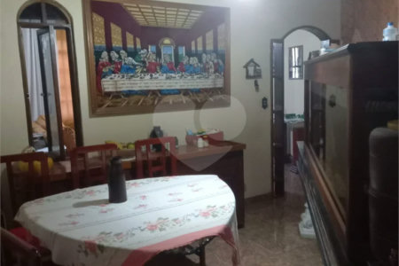 Casa com 260m² , 3 pavimentos , 6 dormitórios , 1 suíte , 3 vagas , a venda no Itaim Paulista.