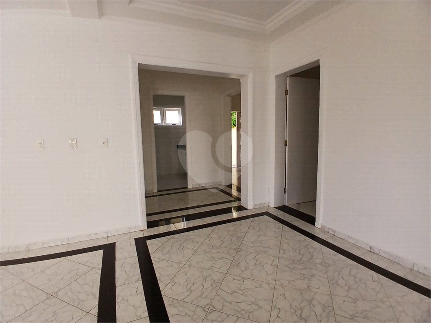 Casa à venda com 4 quartos, sendo 2 suítes, no condomínio Flamboyant, Atibaia - SP