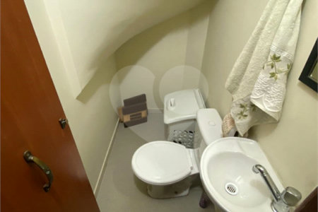 Casa à venda com 3 quartos, sendo 1 suíte, no condomínio Regina, São Paulo - SP