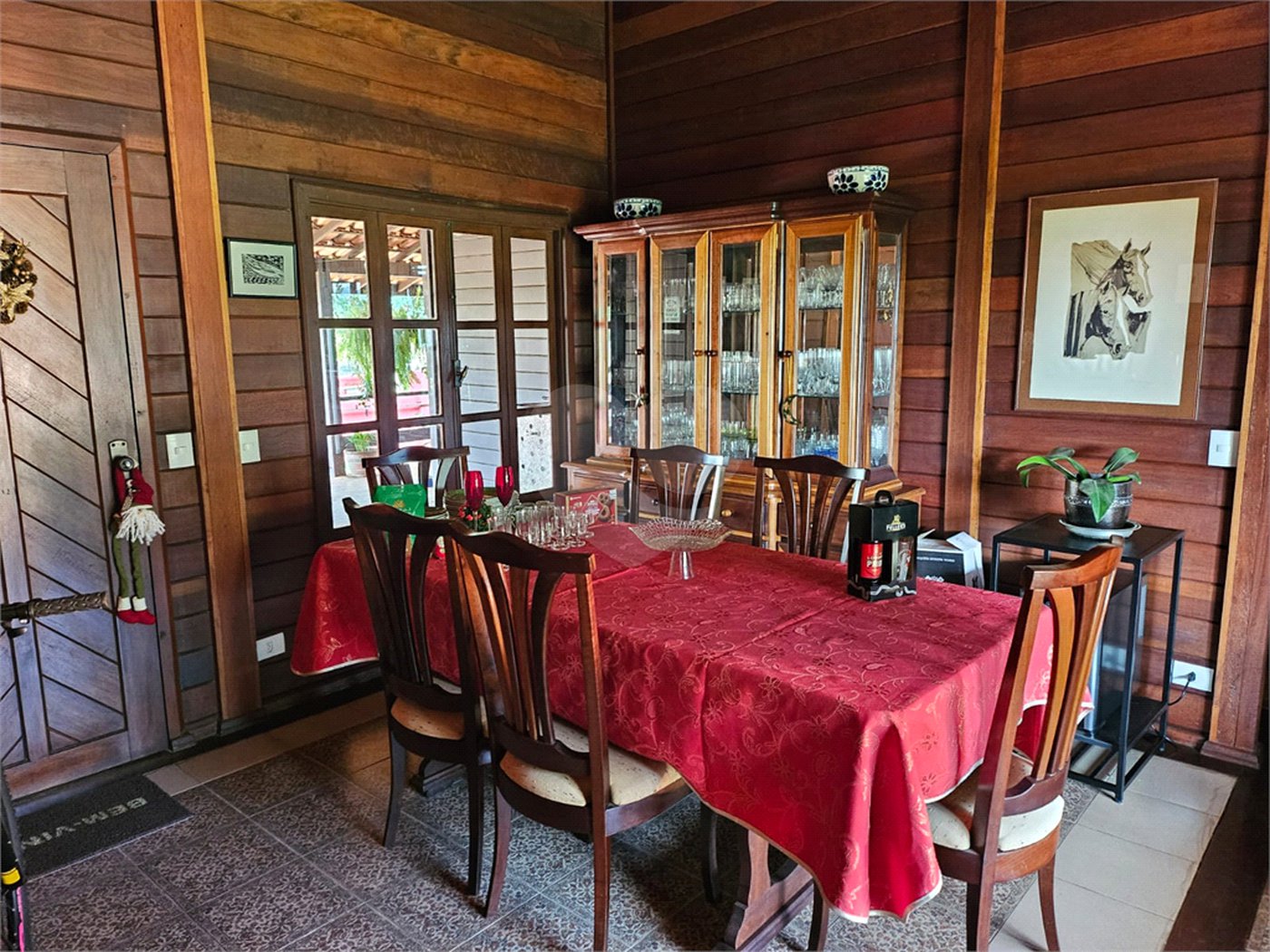 Casa à venda com 4 quartos, sendo 3 suítes, no condomínio Residncial Euroville, Carapicuíba - SP