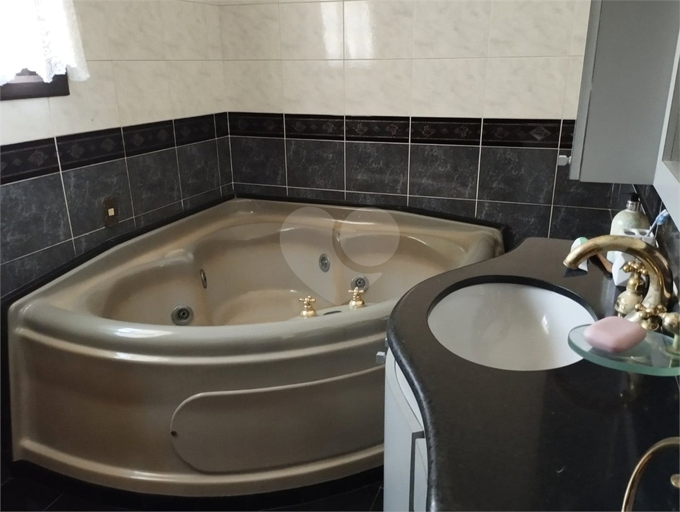 Sobrado à venda com 4 quartos, sendo 1 suíte, em Tremembé, São Paulo, SP