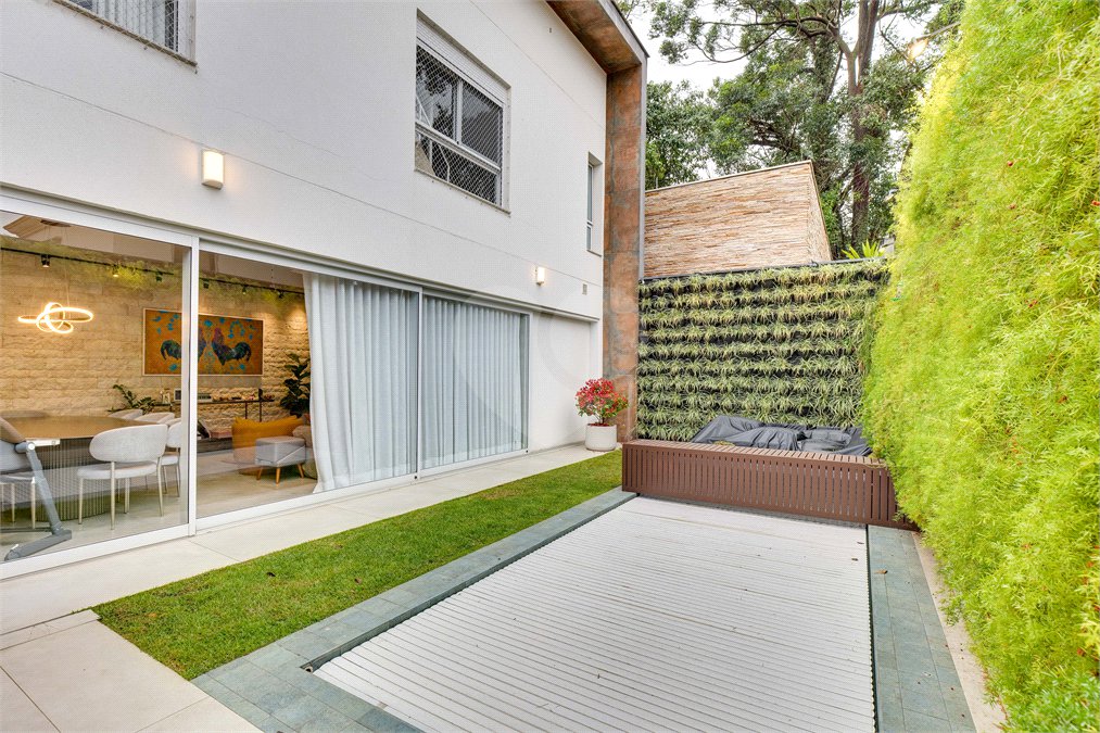 Casa à venda com 4 suítes no condomínio Jardim Flora, São Paulo - SP