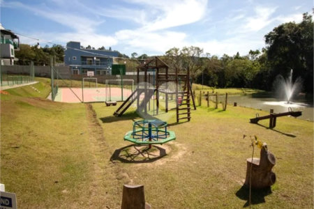 Casa à venda com 3 quartos, sendo 2 suítes, no condomínio Altos de São Roque, São Roque - SP