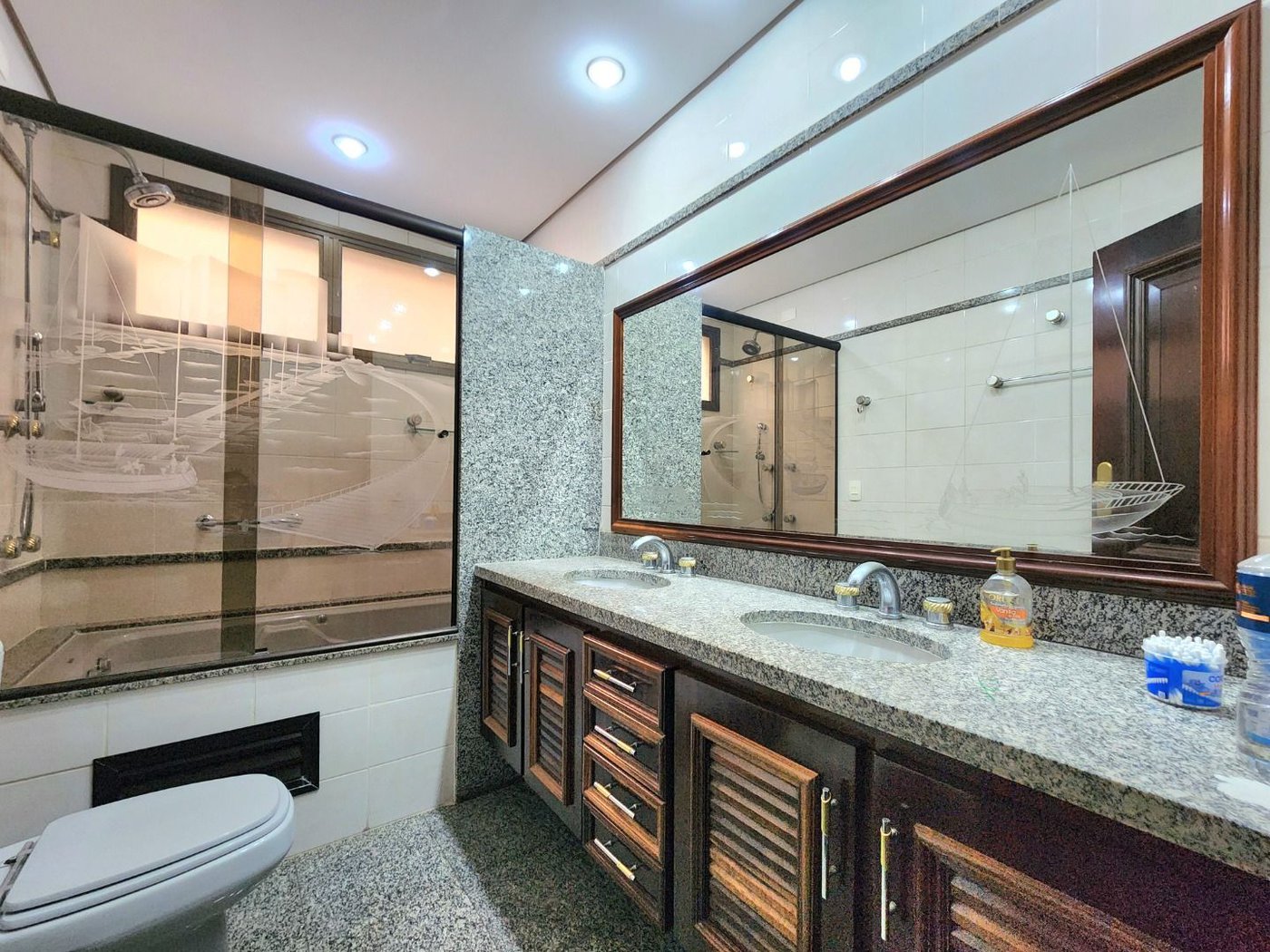 Apartamento Alto Padrão Frente Mar com 4 Dormitórios, 3 Suítes e 3 Vagas na Orla de Santos