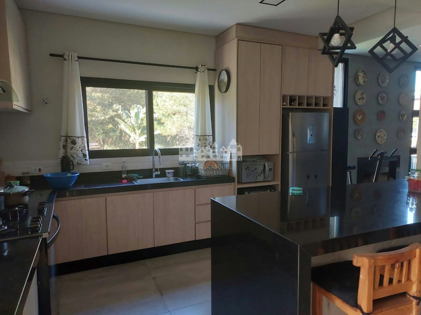 Casa à venda com 4 quartos, sendo 2 suítes,  no condomínio Figueira Garden, Atibaia - SP