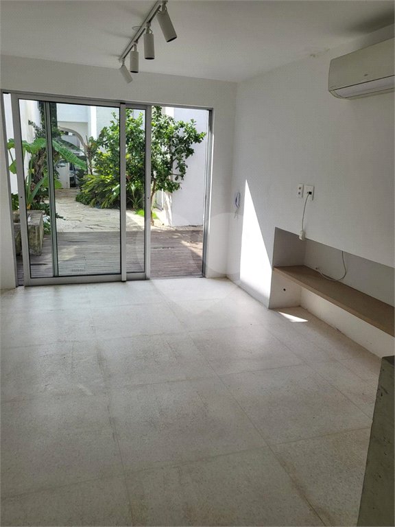 Sobrado à venda ou para alugar com 3 quartos, sendo 1 suíte, em Água Branca, São Paulo, SP