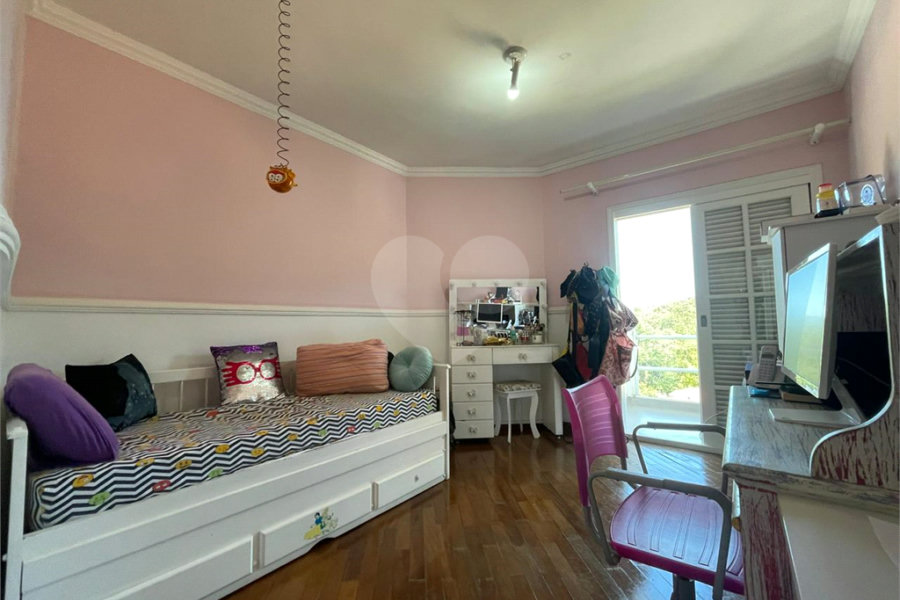 Casa à venda com 4 quartos, sendo 2 suítes, no condomínio Residencial Itatinga I, São Paulo - SP