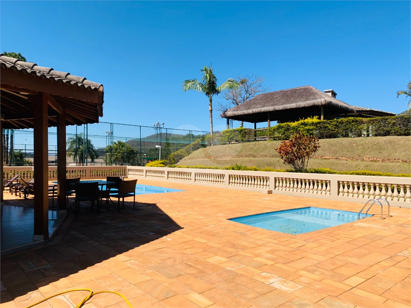 Casa à venda com 4 suítes no condomínio Osato, Atibaia - SP