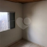Casa térrea com 3 dormitórios, sendo 1 suíte.