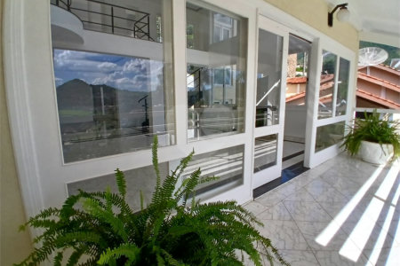 Casa à venda com 4 quartos, sendo 2 suítes, no condomínio Flamboyant, Atibaia - SP