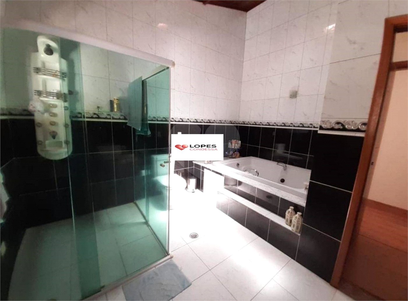 Casa à venda com 3 quartos, sendo 1 suíte, no condomínio Parque Suiça, Caieiras - SP