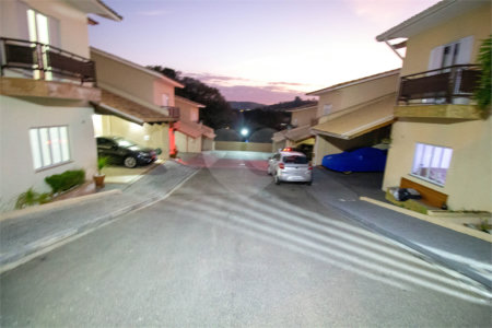 Casa à venda com 3 quartos, sendo 1 suíte, no condomínio Vilaregio, São Roque - SP
