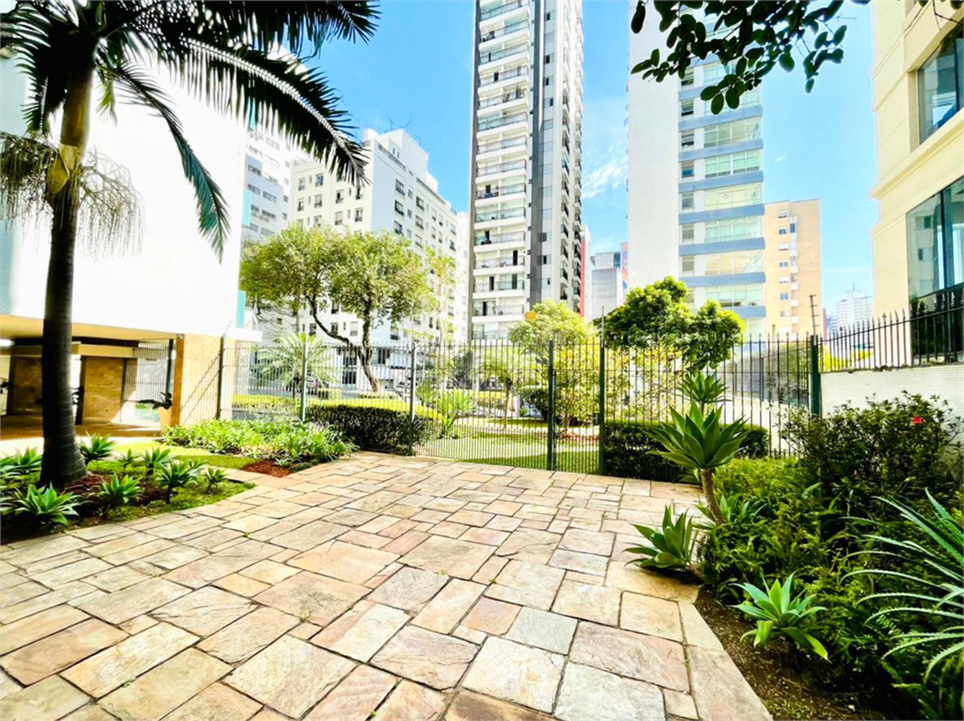 Apartamento à venda com 3 quartos, sendo 2 suítes, em Jardim Paulista, São Paulo, SP