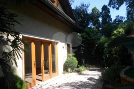 Casa à venda com 4 suítes no condomínio Jardim das Azaléias, São Paulo - SP