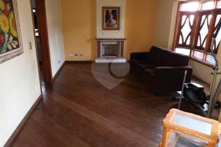 Casa à venda com 4 quartos, sendo 3 suítes, no condomínio Arujá 5, Arujá - SP