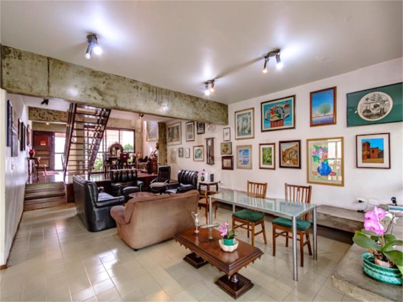 Casa para locação no Jardim da Saúde – São Paulo Imóvel amplo e elegante, com 360 m² de área construída em terreno de 400 m²