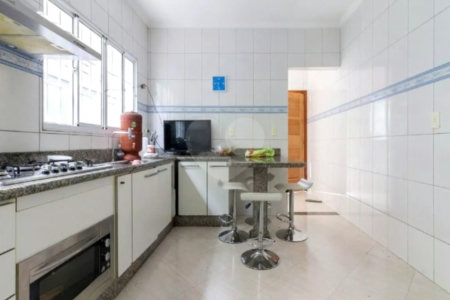 Sobrado com 200m², 3 dormitórios, sendo 1 suíte, 6 vagas, à venda na Vila Matilde