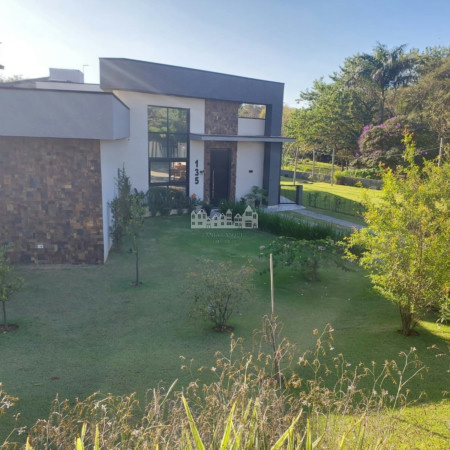 Casa à venda com 4 quartos, sendo 2 suítes,  no condomínio Figueira Garden, Atibaia - SP