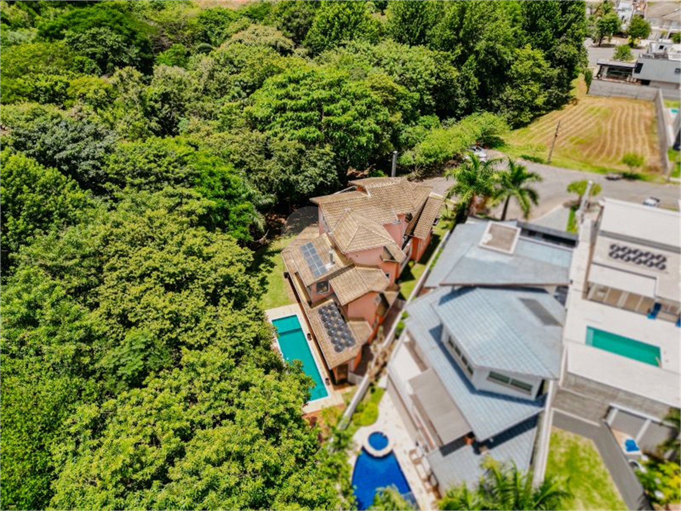 Casa à venda com 5 quartos, sendo 4 suítes, no condomínio Figueira Garden, Atibaia - SP