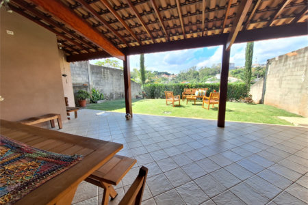 Casa à venda com 4 quartos, sendo 1 suíte, em Santa Cândida, Vinhedo, SP