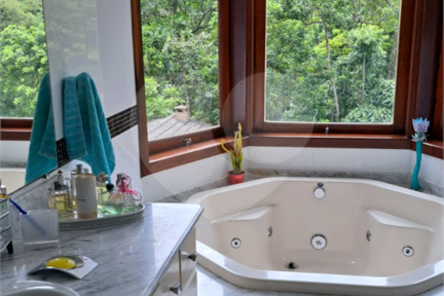 Casa à venda com 6 quartos, sendo 4 suítes, no condomínio Alpes da Cantareira, Mairiporã - SP