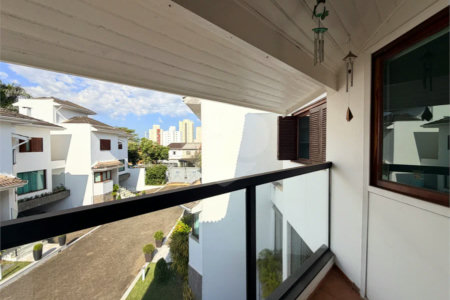 Casa à venda com 3 quartos, sendo 1 suíte, no condomínio Vila das Emboabas, São Paulo - SP