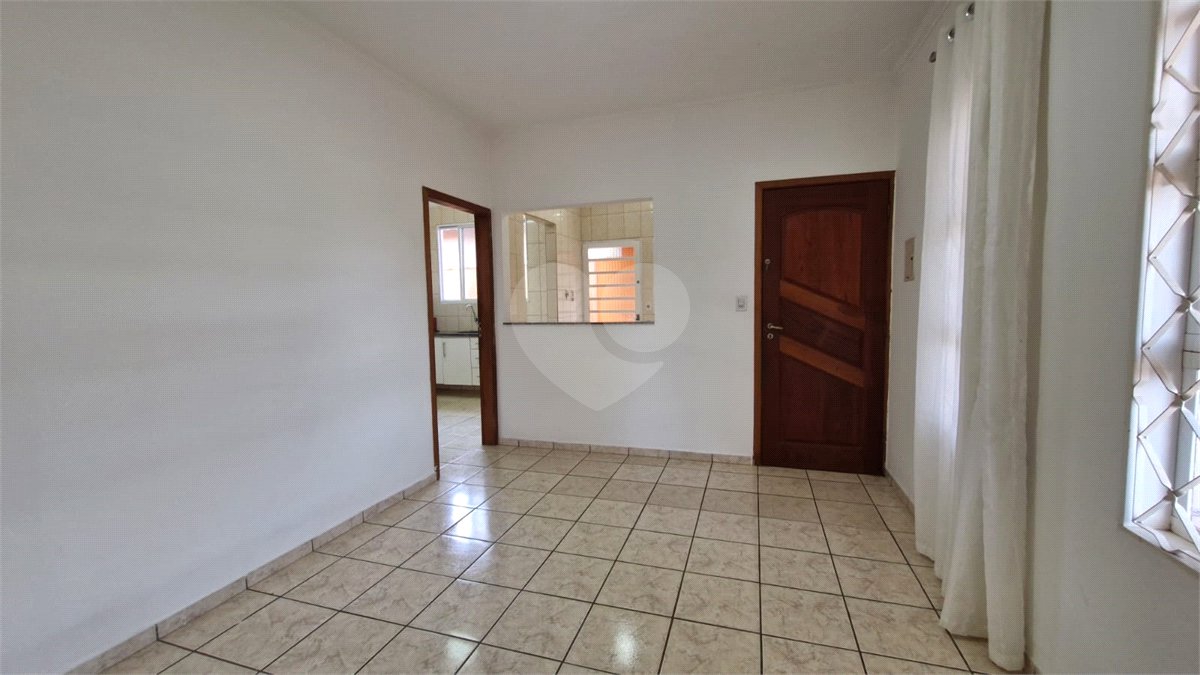 Casa para alugar com 3 quartos, sendo 1 suíte, no condomínio Santa Mônica, Atibaia - SP