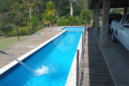 Casa à venda com 5 quartos, sendo 1 suíte, no condomínio Village da Serra, Araçoiaba da Serra - SP