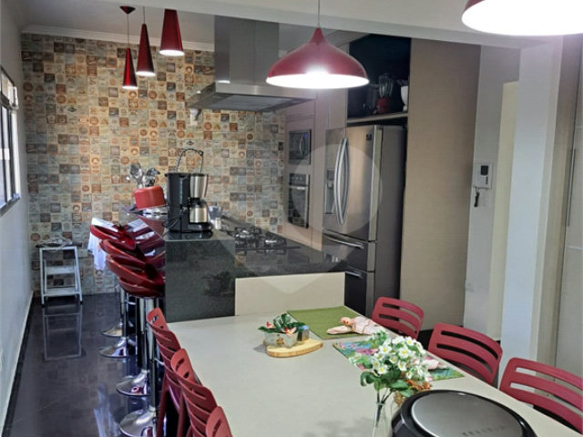 Sobrado à venda com 4 quartos, sendo 2 suítes,  em Jaraguá, São Paulo, SP