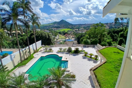Casa à venda com 4 quartos, sendo 2 suítes, no condomínio Flamboyant, Atibaia - SP