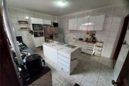 Sobrado à venda com 4 quartos, sendo 1 suíte, em Santo Antônio, Osasco, SP