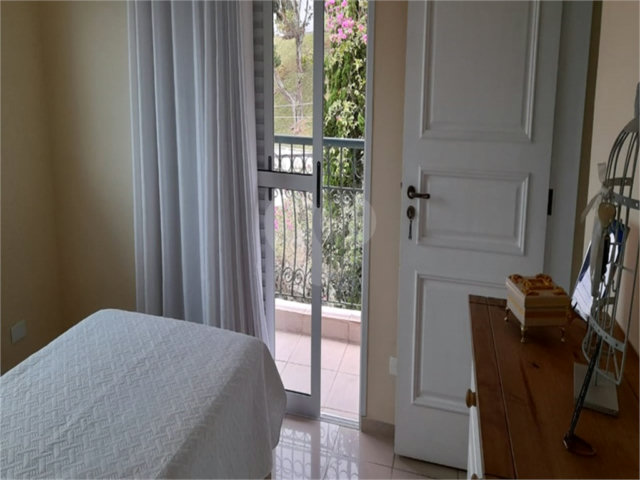 Casa à venda com 5 quartos, sendo 3 suítes, no condomínio Alpes da Cantareira, Mairiporã - SP
