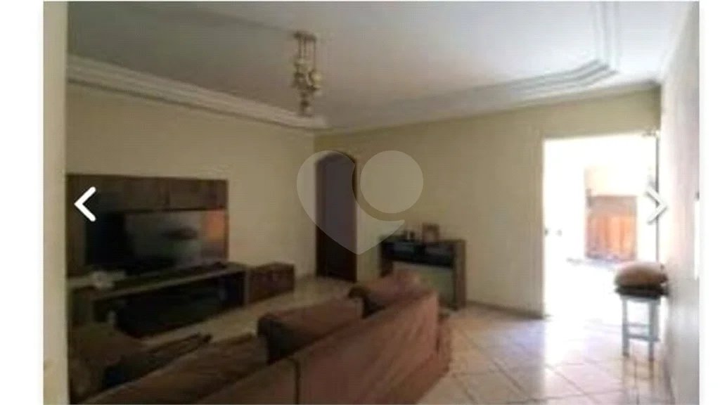 Casa com 205m² , 3 dormitórios , sendo todos suítes , 5 vagas , á venda no bairro Bangú em Santo André.