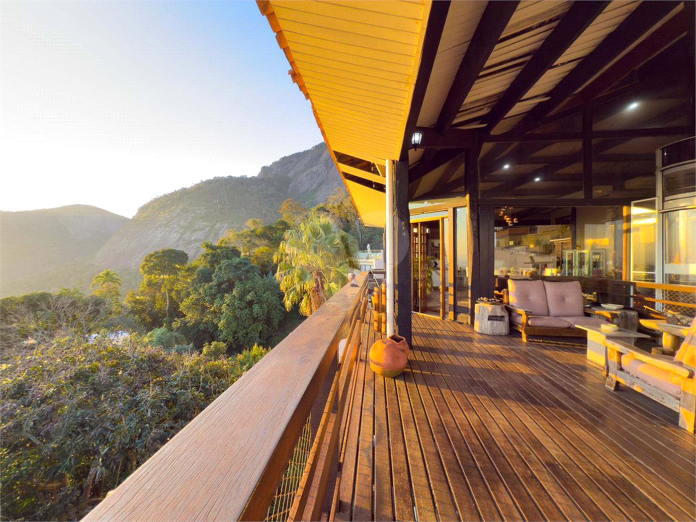 Casa à venda com 5 quartos, sendo 2 suítes, em Joá, Rio de Janeiro, RJ