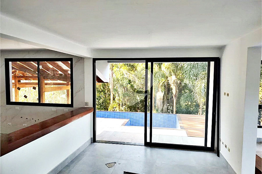 Casa à venda com 4 quartos, sendo 3 suítes, no condomínio Cantareira, Mairiporã - SP