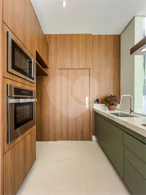 Indaiatuba - Condominio Villa Sapezal - 318 m² de Terreno - 230 m² de Área Construída - 3 suítes, sendo 1 Master com closet planejado - Sala de TV - Sala de estar integrada à Sala de jantar - Cozinha com móveis planejados - Despensa - Escritório planejado - Lavabo - Piscina com preparação para aquec