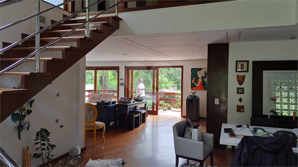 Casa à venda com 6 quartos, sendo 4 suítes, no condomínio Alpes da Cantareira, Mairiporã - SP