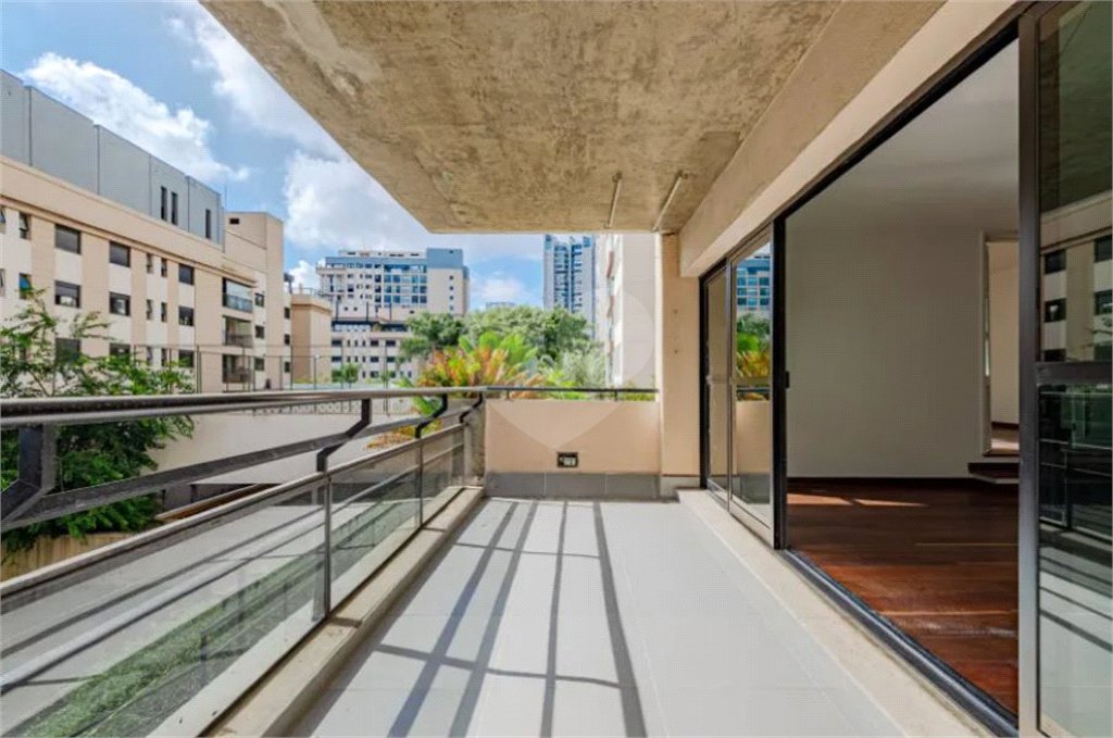 Apartamento à venda com 3 suítes em Real Parque, São Paulo, SP